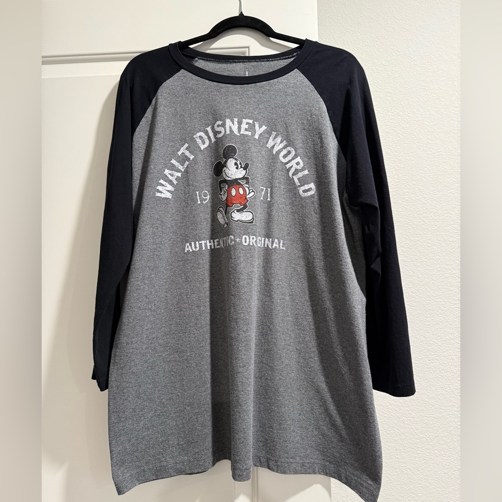 Walt Disney World Mickey Mouse Gray and Black baseball raglan tee, size XL